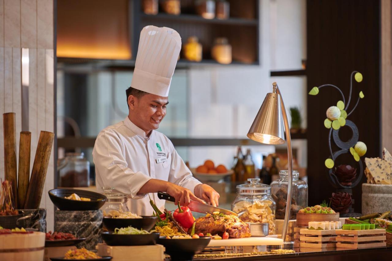 فندق بافيليون كوالالمبور يدار بواسطة بانيان تري المظهر الخارجي الصورة A chef at work
